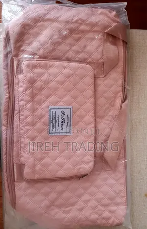 Pink Quilted Travel Bag – Fashion Practica ሮዝ ሐመልማል (የተሰፋ) የጉዞ ቦርሳ