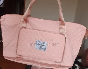 Pink Quilted Travel Bag – Fashion Practica ሮዝ ሐመልማል (የተሰፋ) የጉዞ ቦርሳ