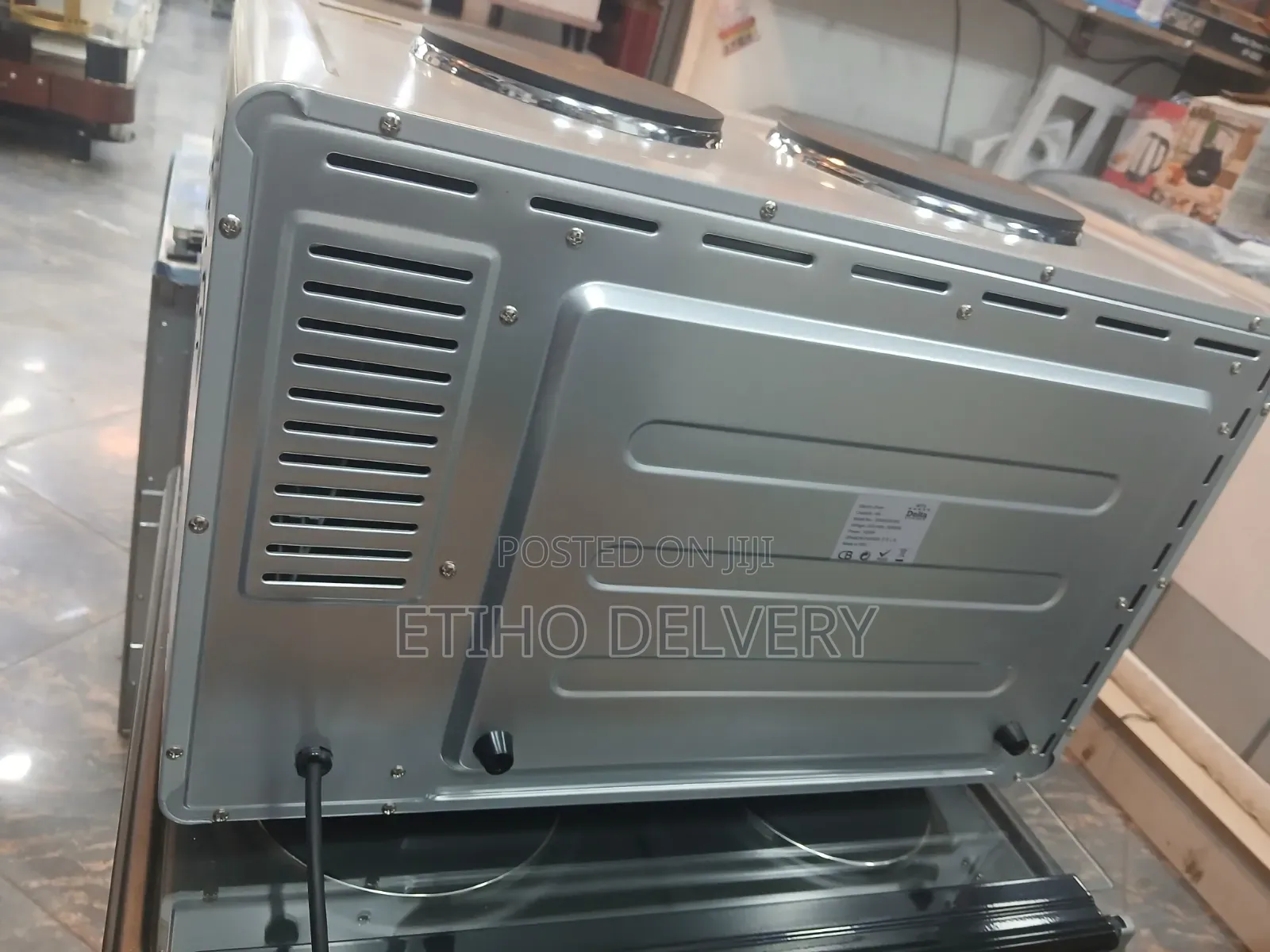 This White Delta Mini Oven Features a 48-Liter Capacity and Inclu