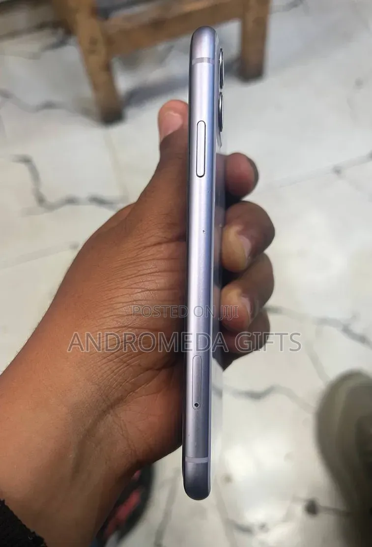 New Apple iPhone 11 64 GB Silver