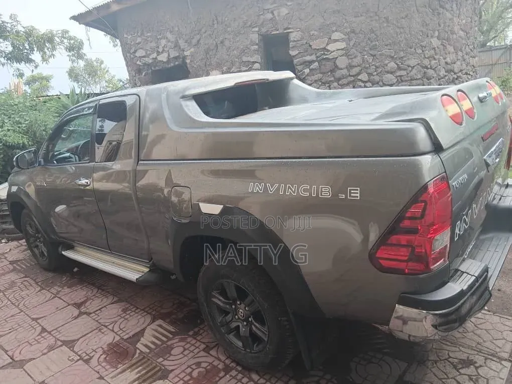 Toyota Hilux 2021 Gold