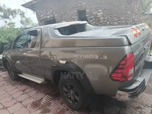 Toyota Hilux 2021 Gold