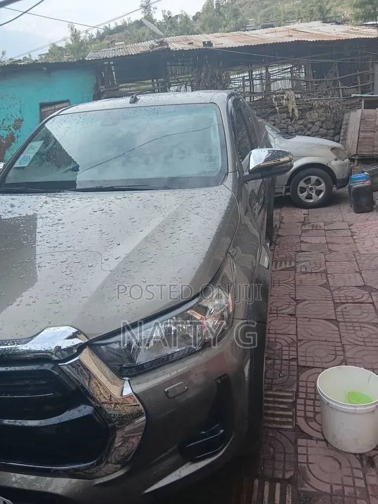 Toyota Hilux 2021 Gold