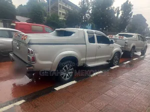 Toyota Hilux 2015 Gold