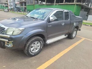 Toyota Hilux 2012 Gray