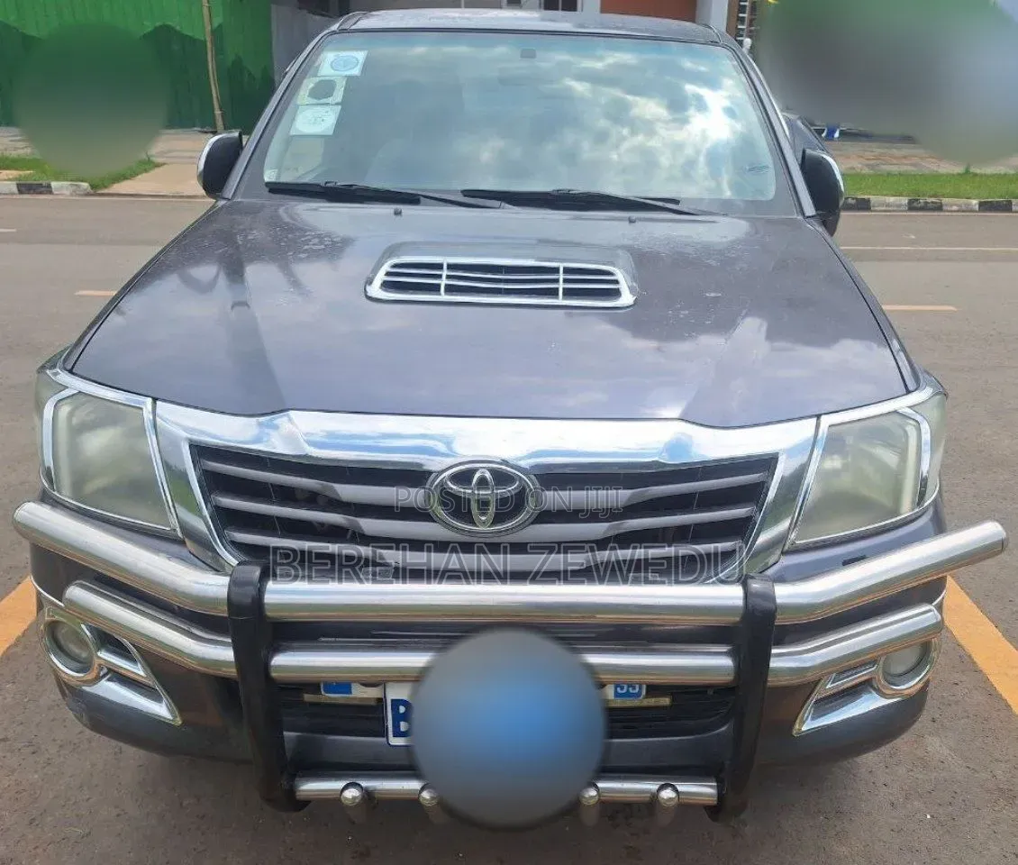 Toyota Hilux 2012 Gray