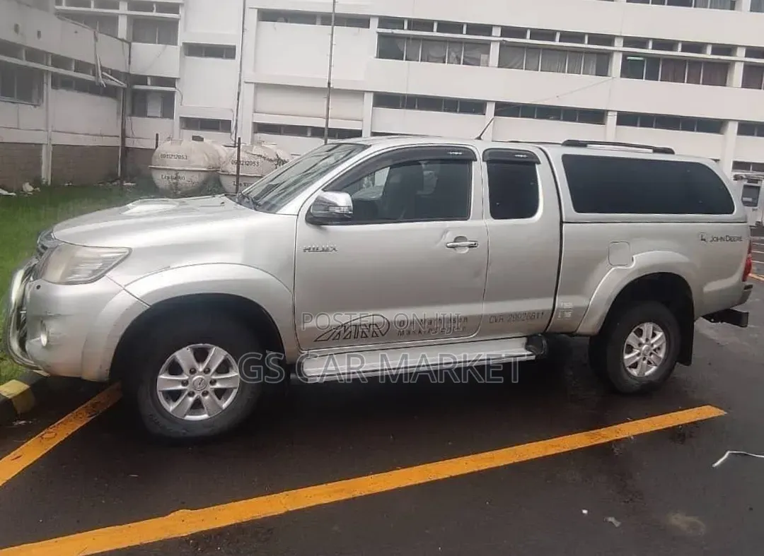 Toyota Hilux 2.5 D-4D 4X4 SRX 2012 Silver