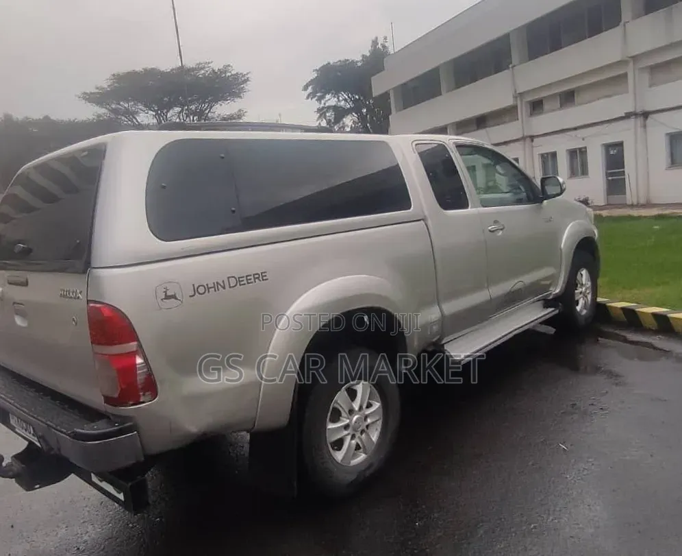 Toyota Hilux 2.5 D-4D 4X4 SRX 2012 Silver
