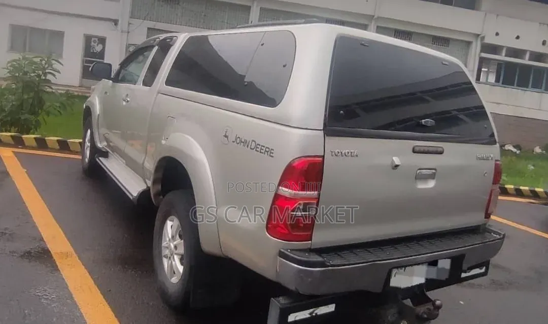 Toyota Hilux 2.5 D-4D 4X4 SRX 2012 Silver