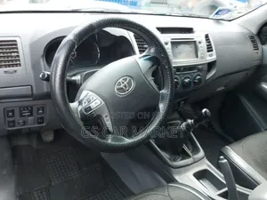 Toyota Hilux 2.5 D-4D 4X4 SRX 2012 Silver