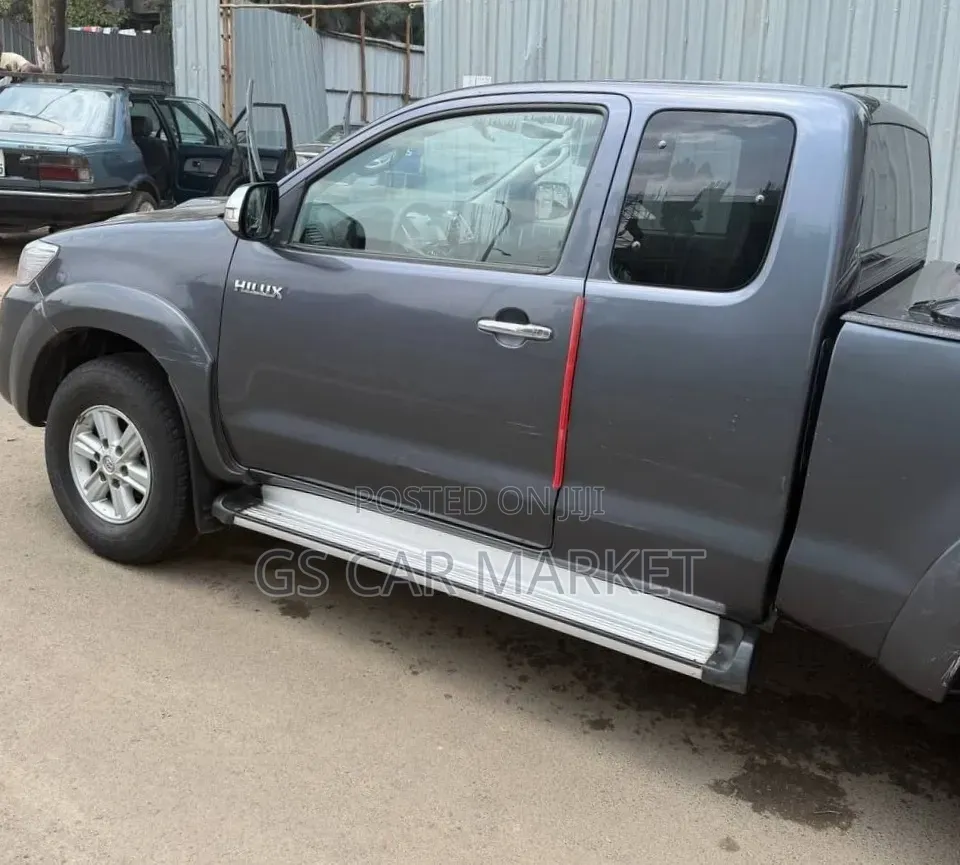 Toyota Hilux 2012 Gray