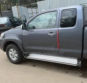 Toyota Hilux 2012 Gray