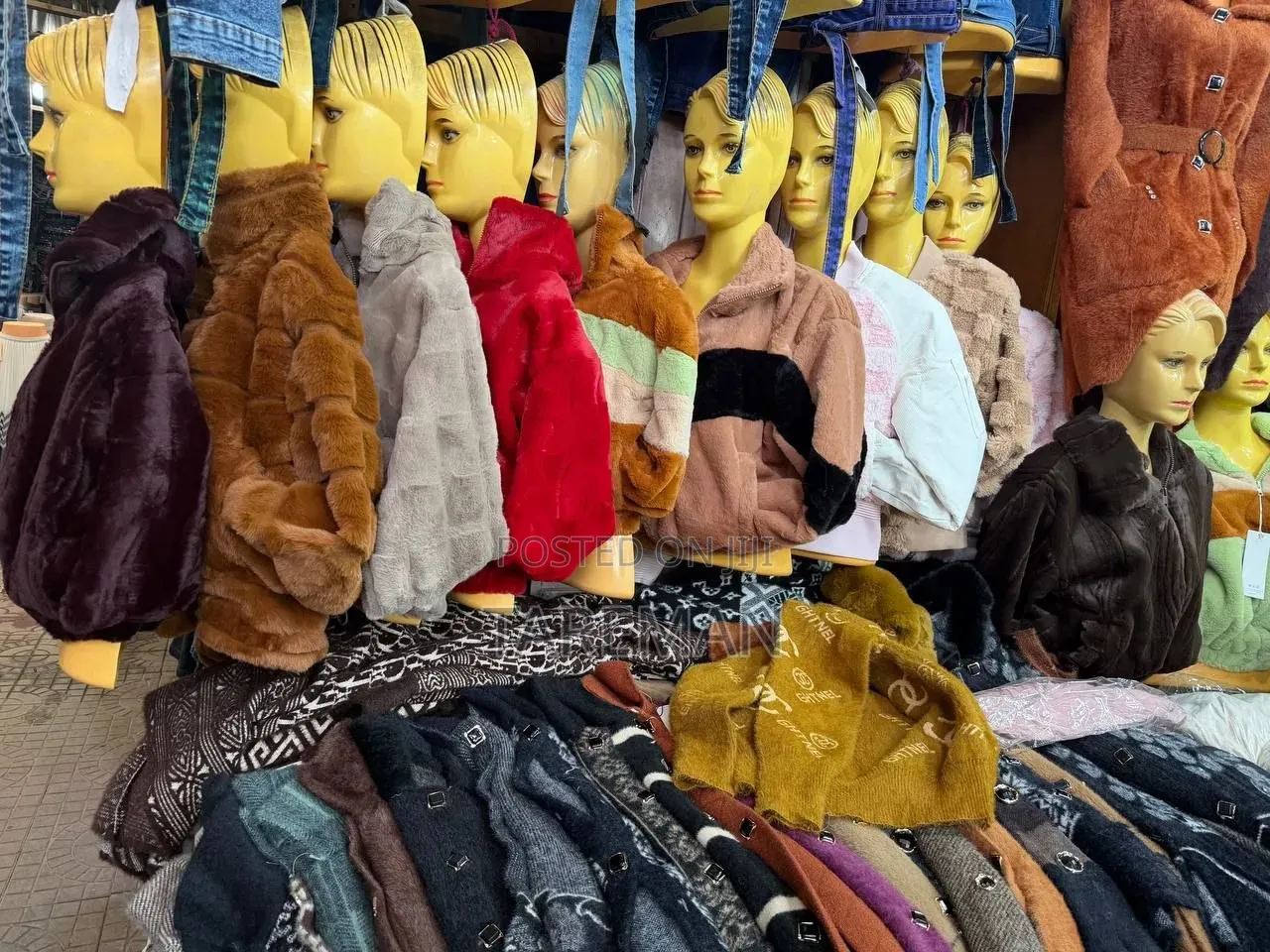 ፡ቡናማ የሰው ሰራሽ ፀጉር ኮት ሲሆን፣ ወገብን የሚያጠብቅ ቀበቶ እና የፊት በአዝራር መዝጊያ አለው።