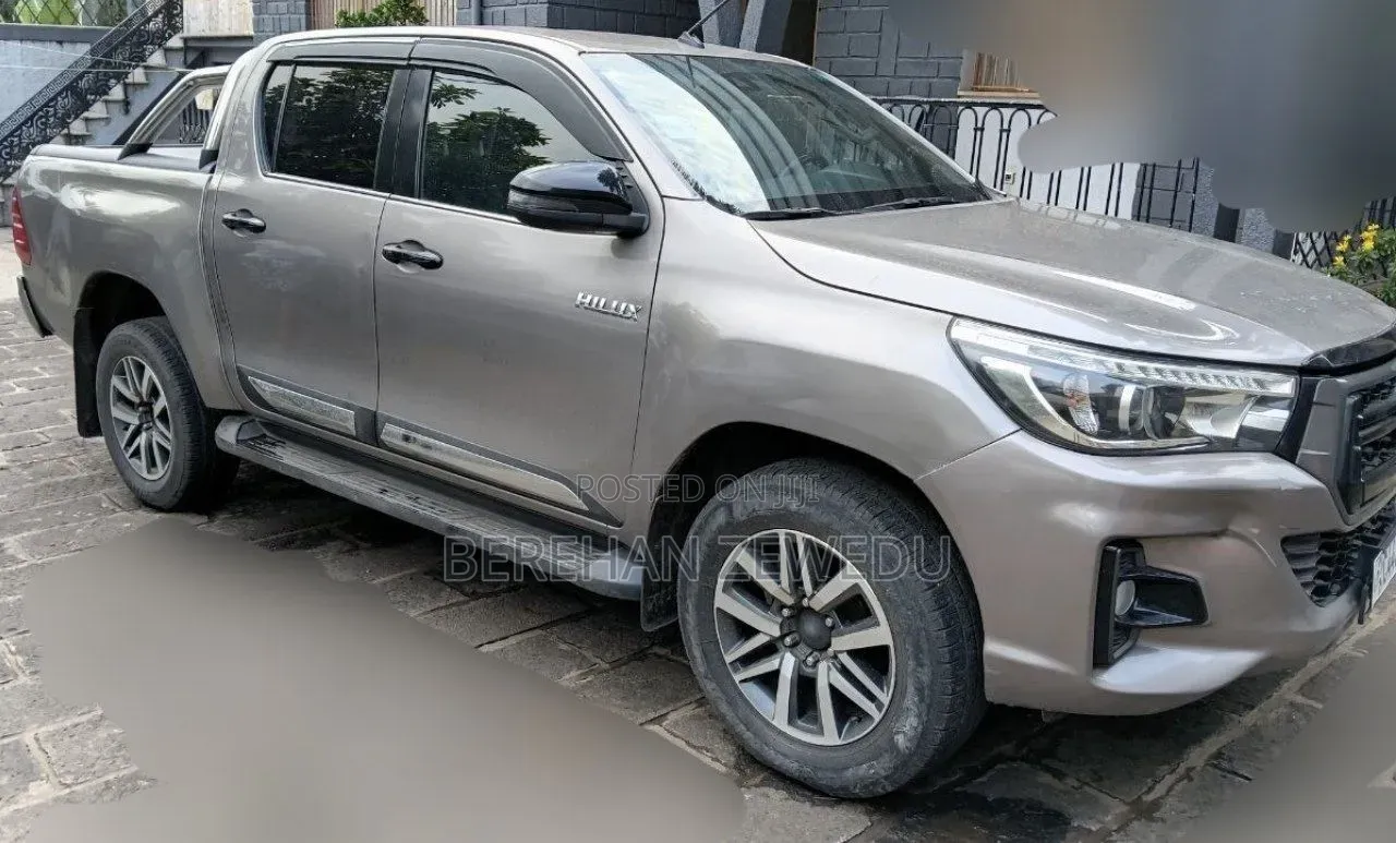 Toyota Hilux 2020 Gray