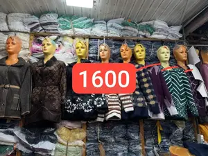 ፡ስም የሌለው ማኒኪን በሰማያዊ፣ ነጭ እና ቢጫ ቀለማት ያሉ ደፋር መስመራዊ የተሸመነ ዲዛይን ያለው ነው።