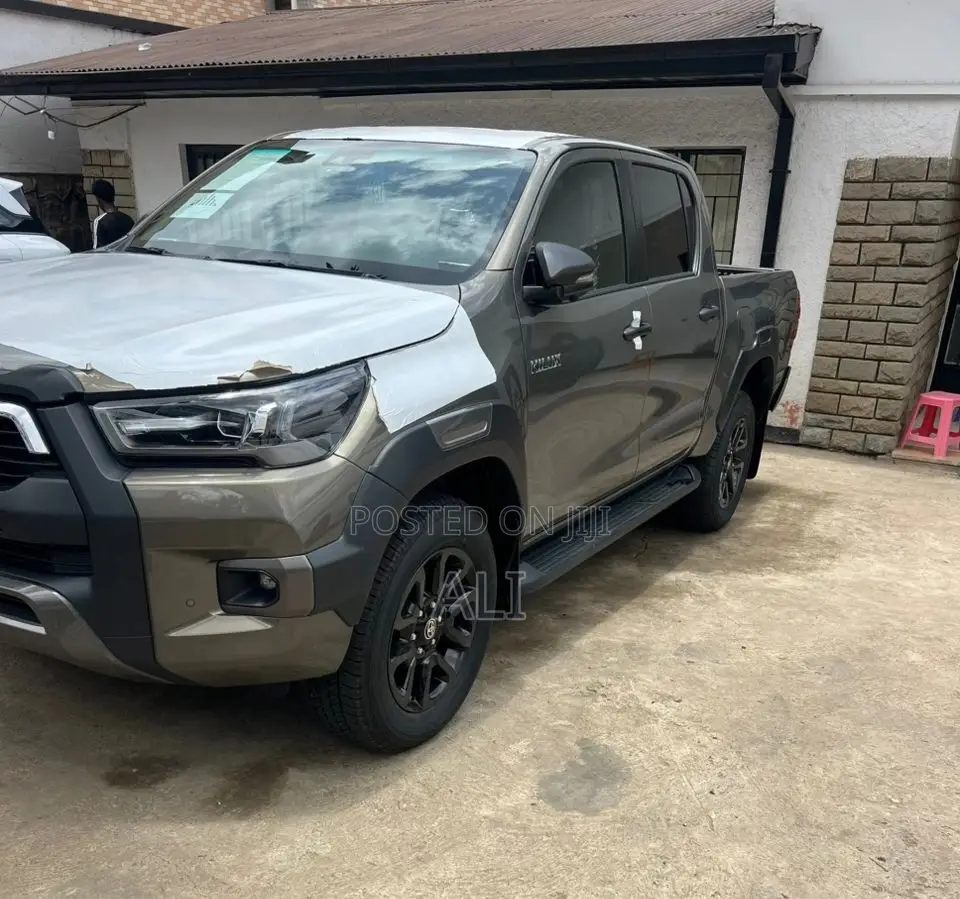 New Toyota Hilux 2025 Brown