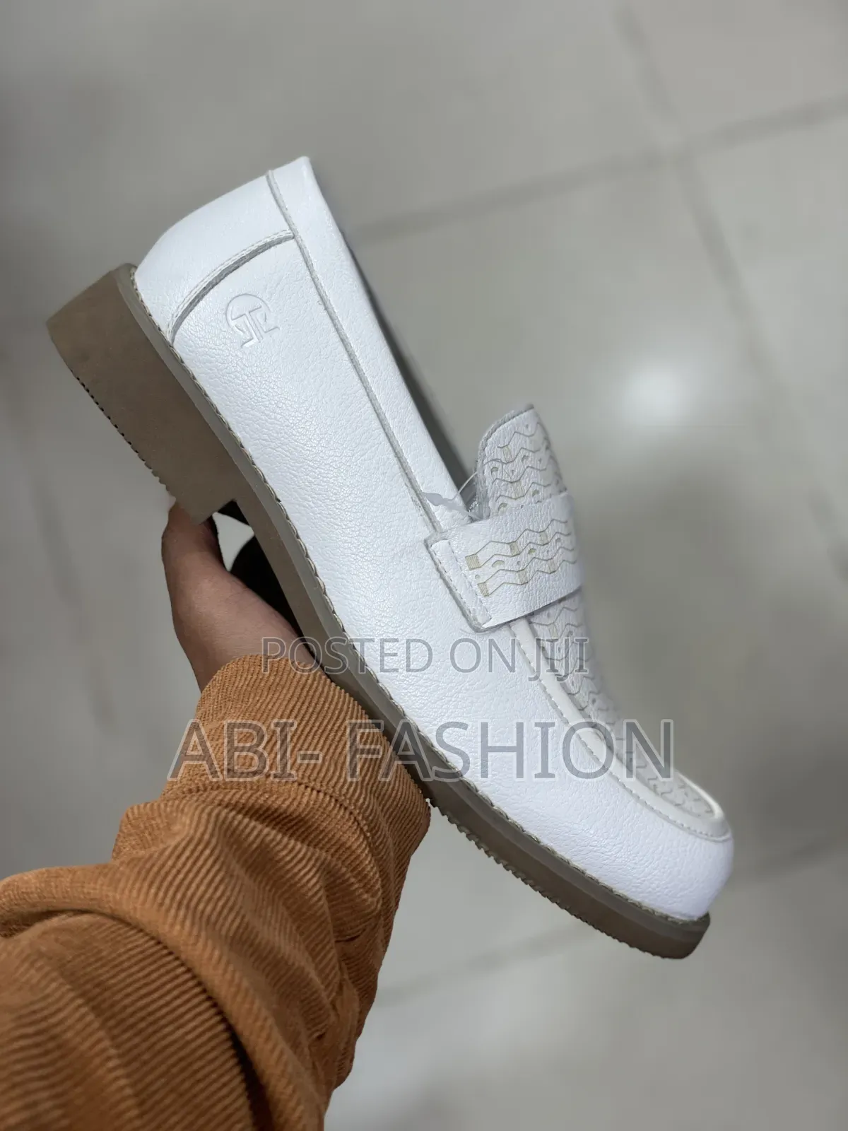 Flat Leather White Shoe Mid High