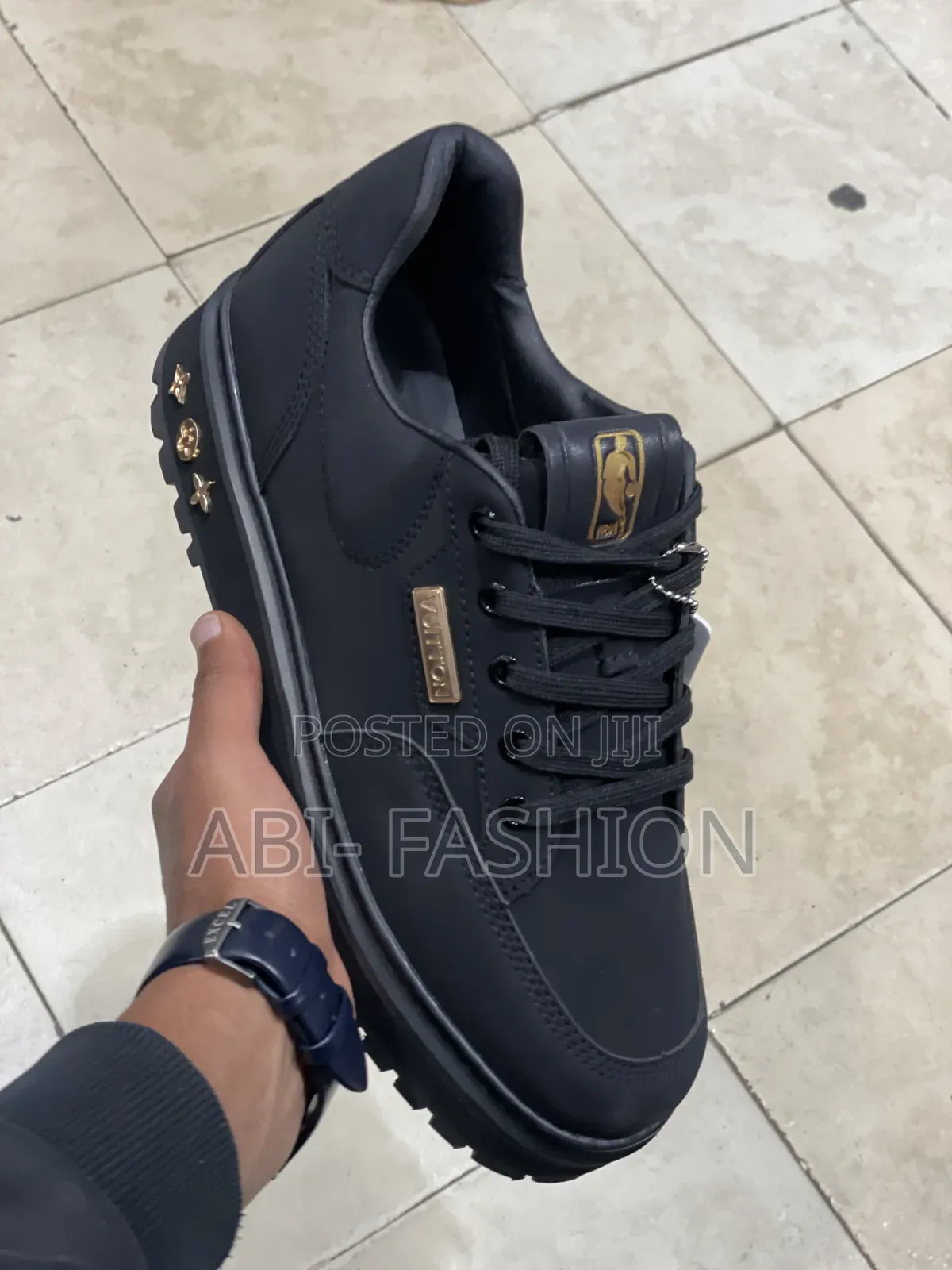 Louis Vuitton Sneakers Gold-Tone