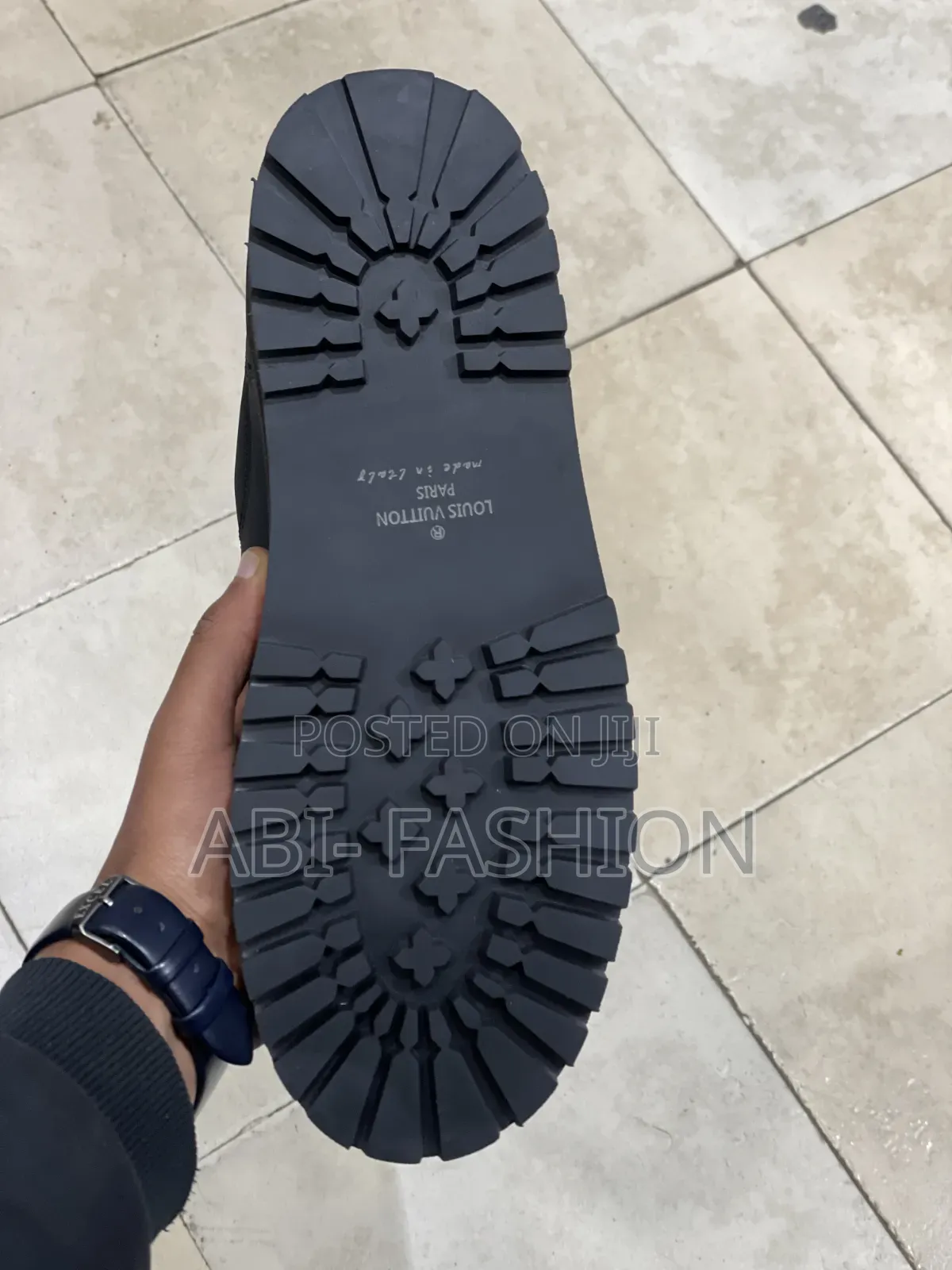 Louis Vuitton Sneakers Prominent Gold-Tone