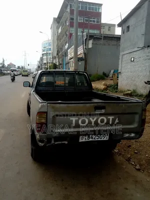 Toyota Hilux 2000 Gray