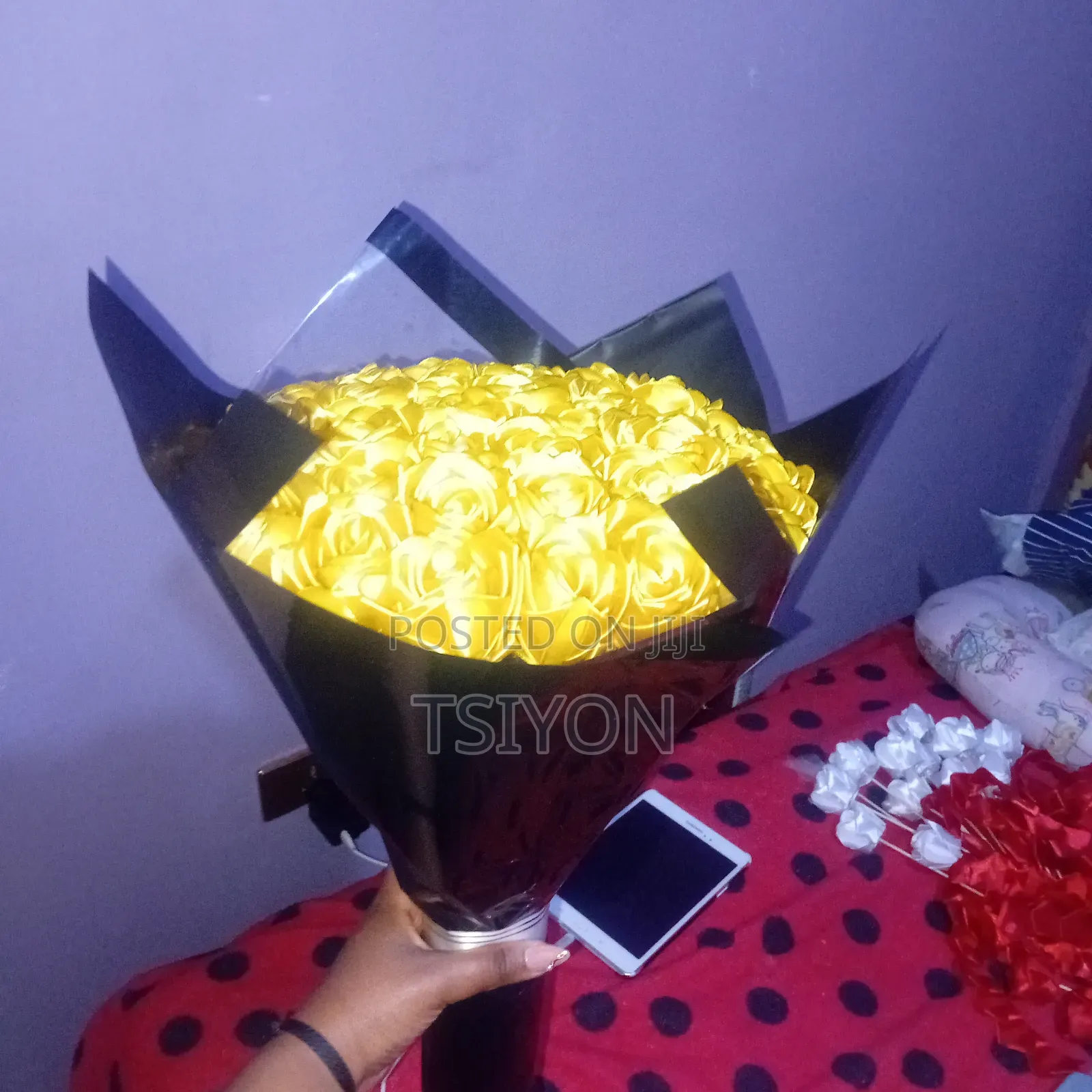 የ Bought እና የ Box Flowers