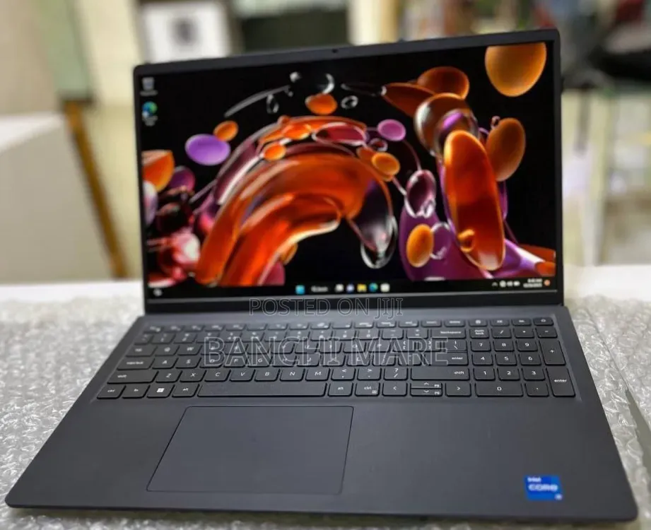 New Laptop Dell Vostro 3520 8GB Intel Core i5 SSD 1T