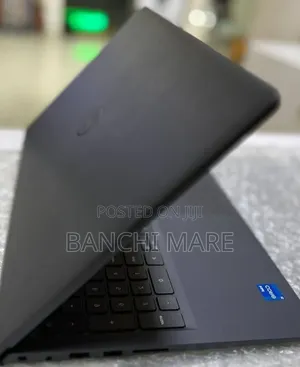 New Laptop Dell Vostro 3520 8GB Intel Core i5 SSD 1T
