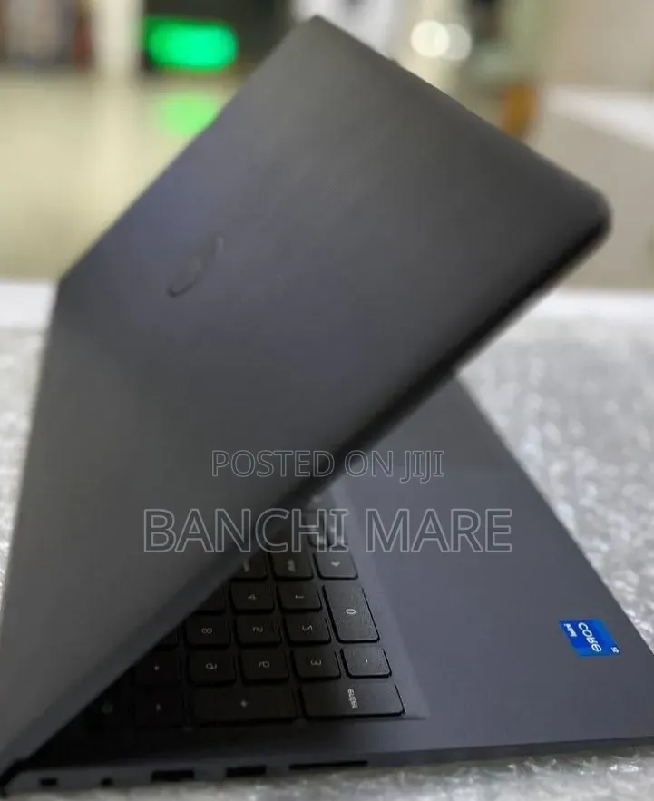 New Laptop Dell Vostro 3520 8GB Intel Core i5 SSD 1T