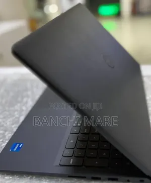 New Laptop Dell Vostro 3520 8GB Intel Core i5 SSD 1T