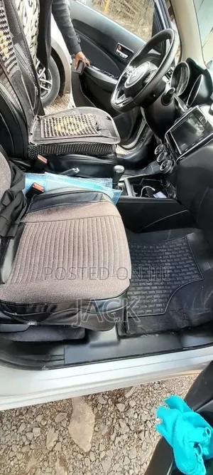 Suzuki Swift 2022 Silver