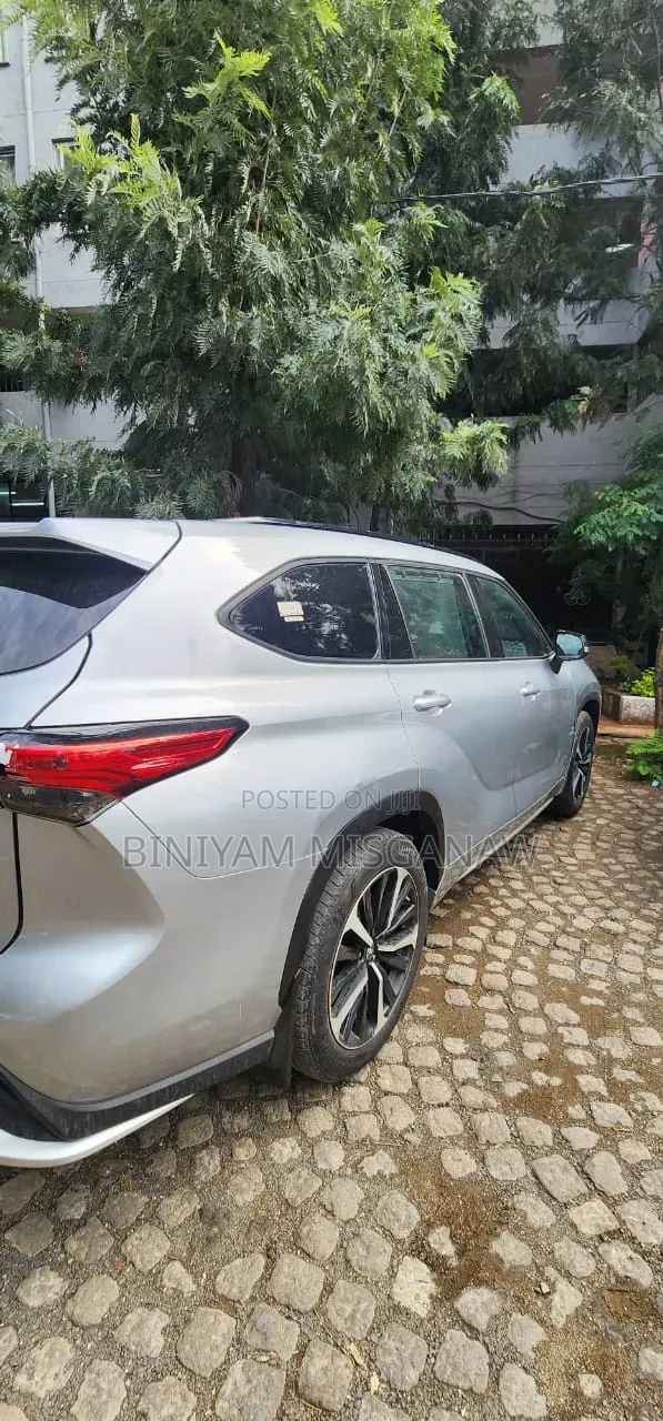 Toyota Highlander Hybrid 2022 Silver