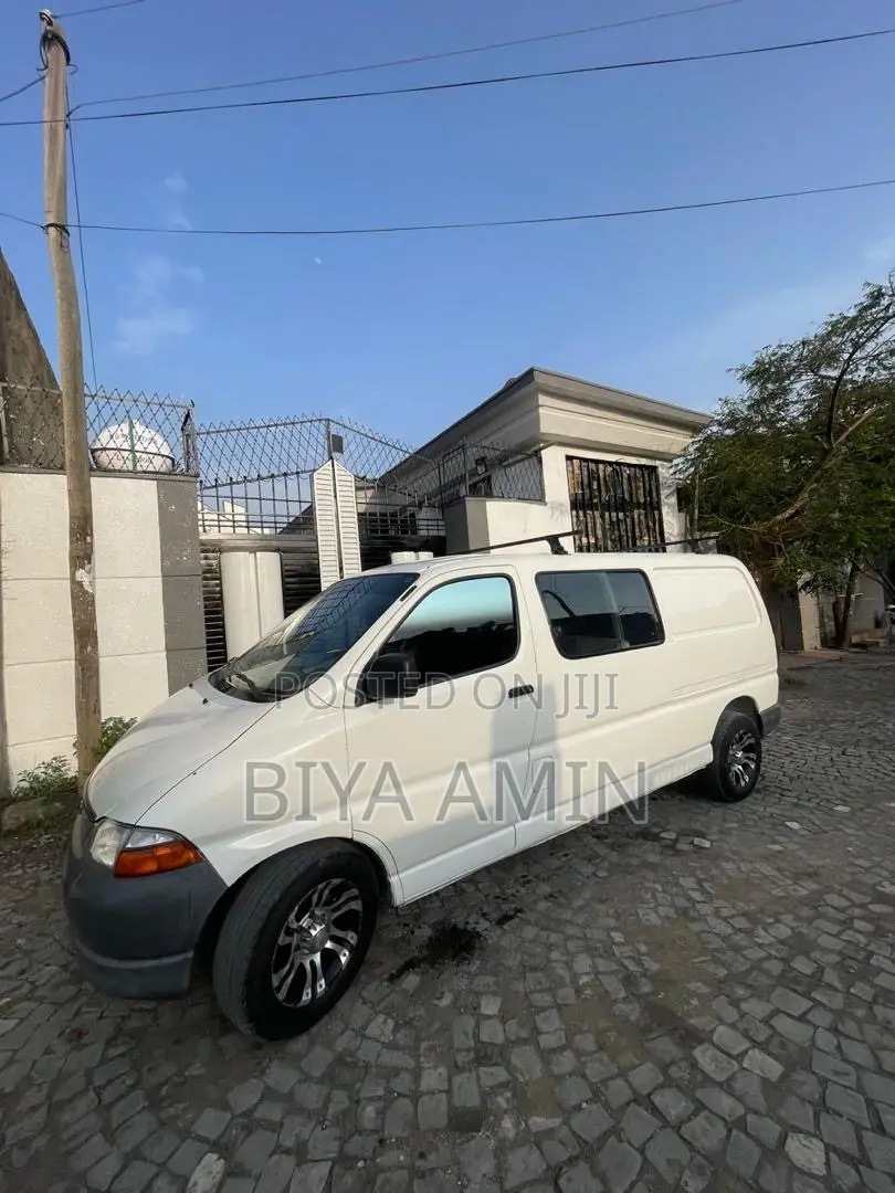 Toyota HiAce 2002 White