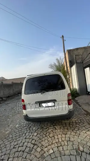 Toyota HiAce 2002 White