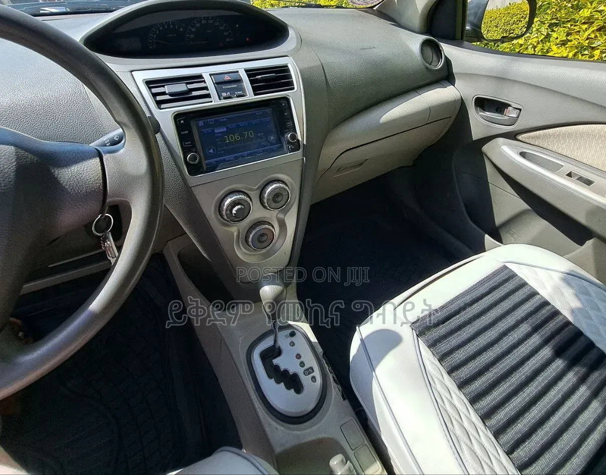 Toyota Belta 2010 Silver