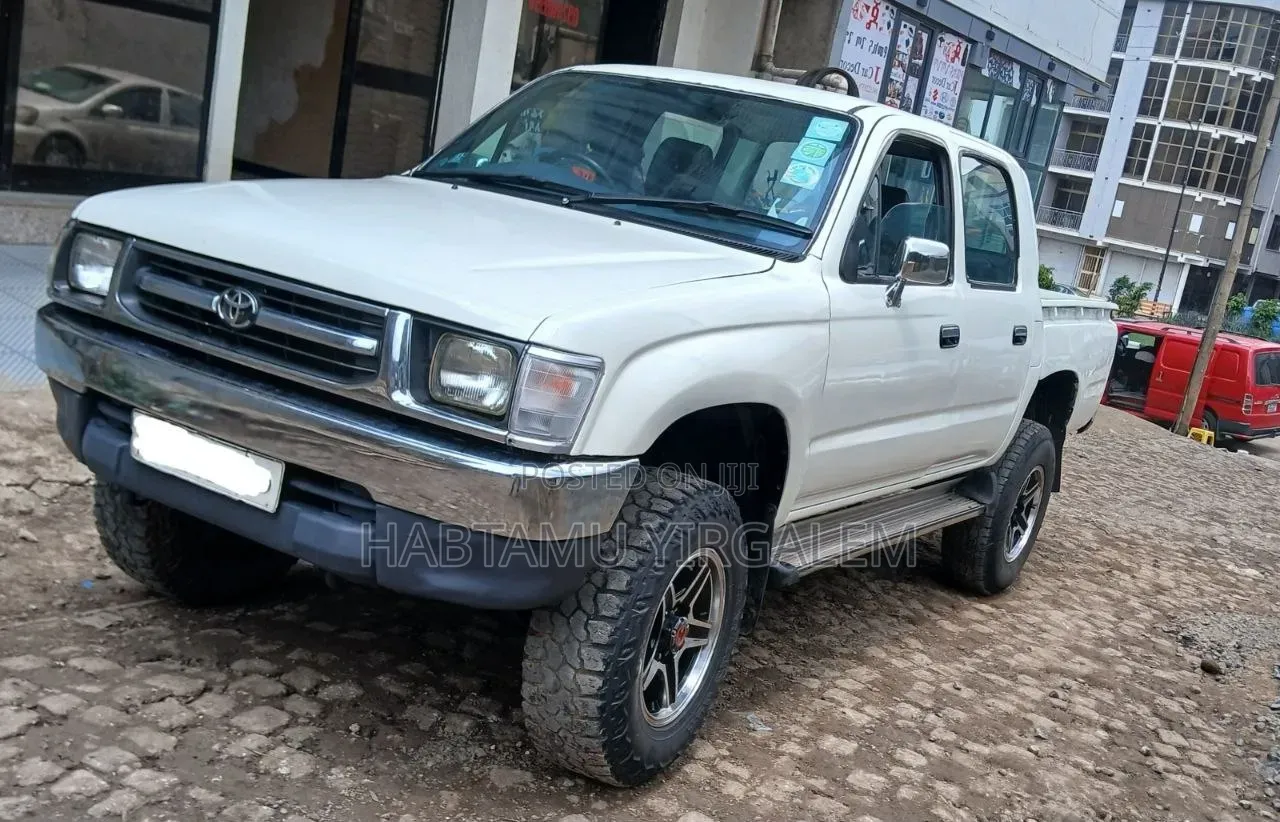 Toyota Hilux 2000 White
