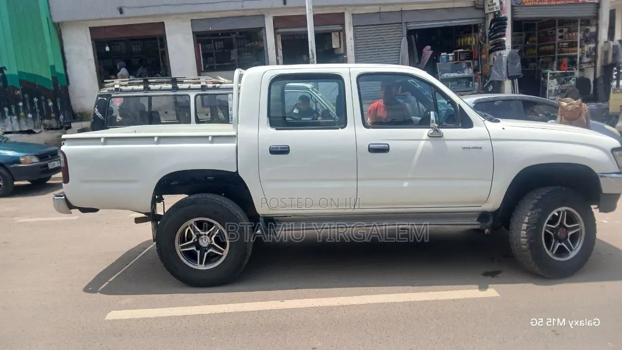 Toyota Hilux 2000 White