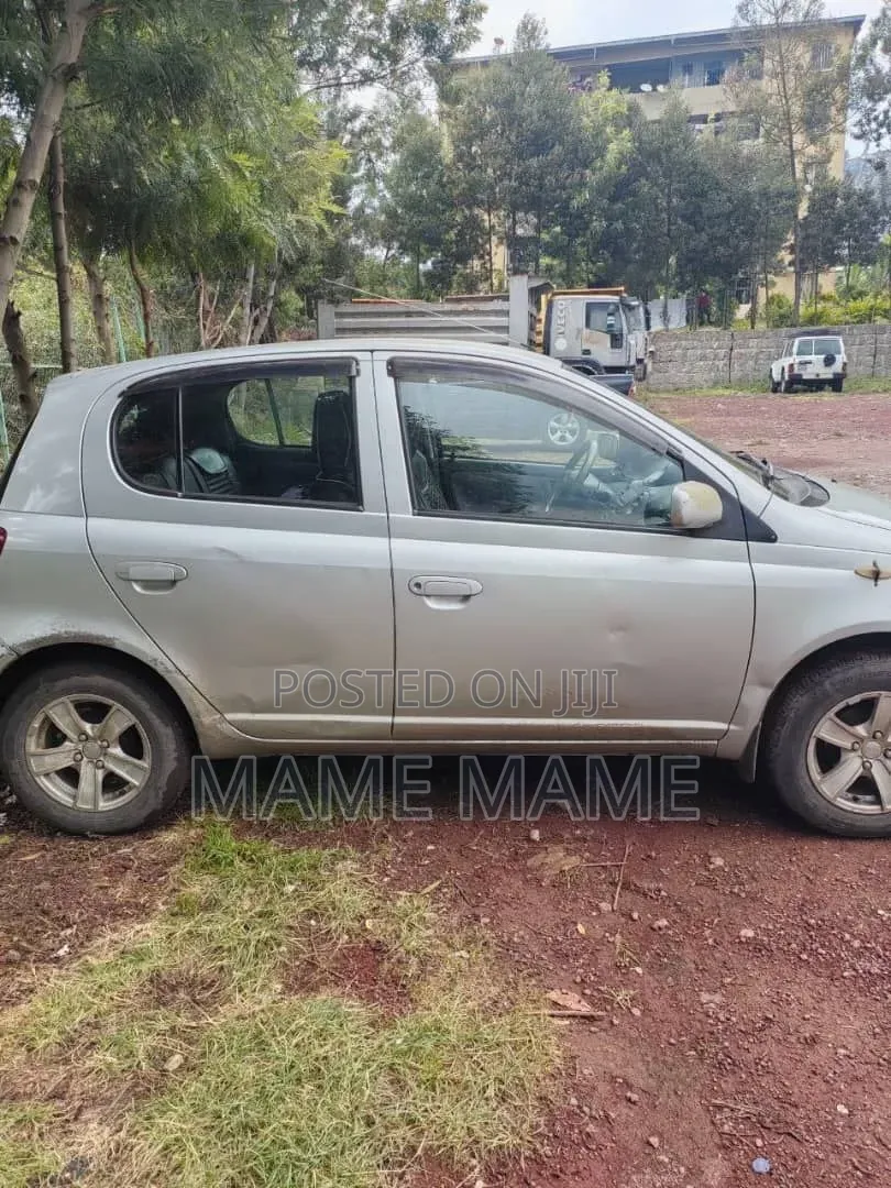 Toyota Vitz 2001 Silver