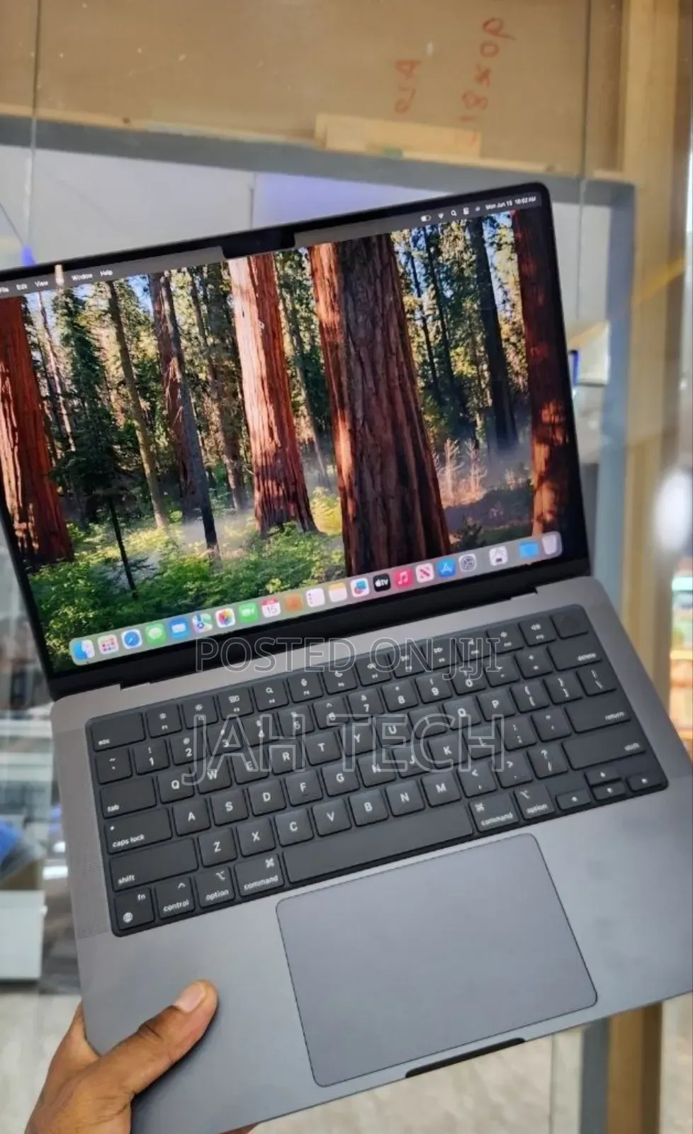 New Laptop Apple MacBook Pro 2023 M3 18GB Apple M3 Pro SSD 512GB