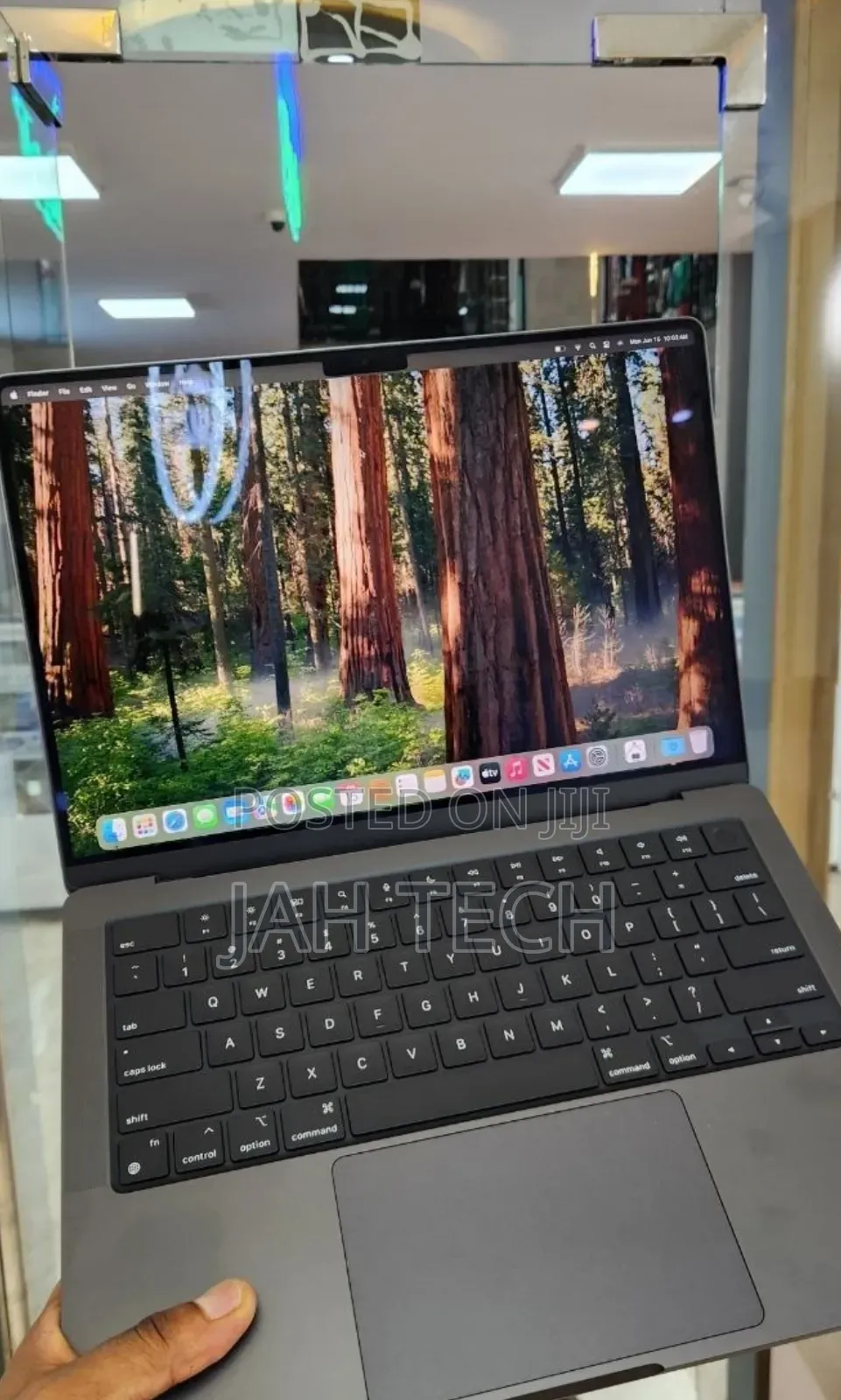 New Laptop Apple MacBook Pro 2023 M3 18GB Apple M3 Pro SSD 512GB