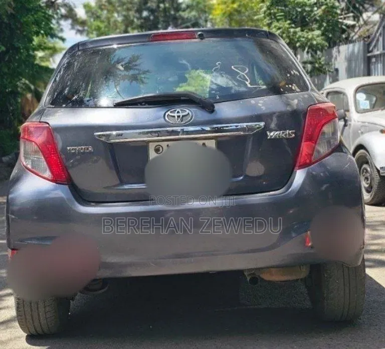 Toyota Yaris 2012 Gray