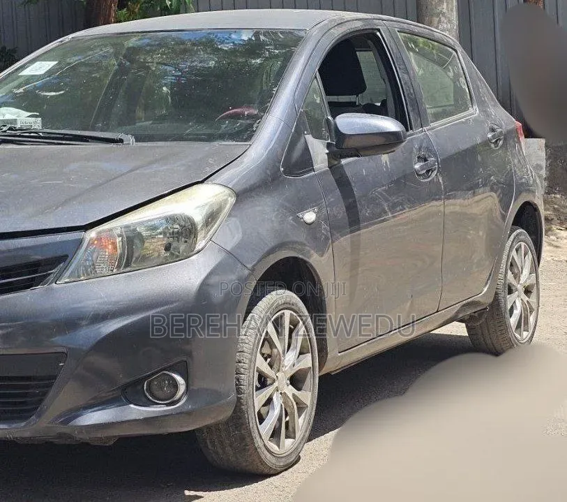 Toyota Yaris 2012 Gray