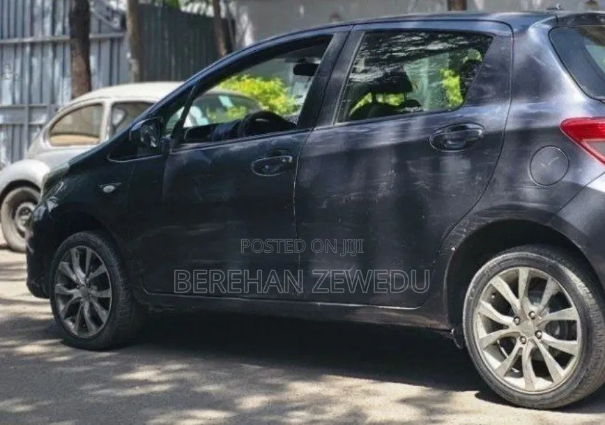 Toyota Yaris 2012 Gray