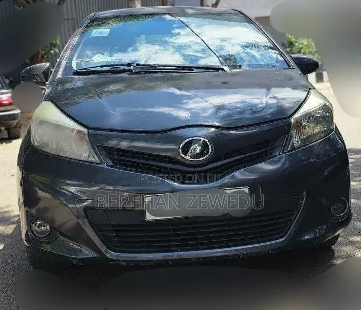 Toyota Yaris 2012 Gray