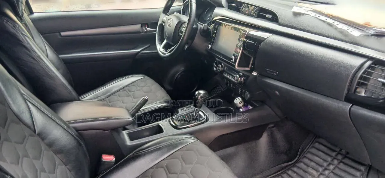 Toyota Hilux 2022 Gray