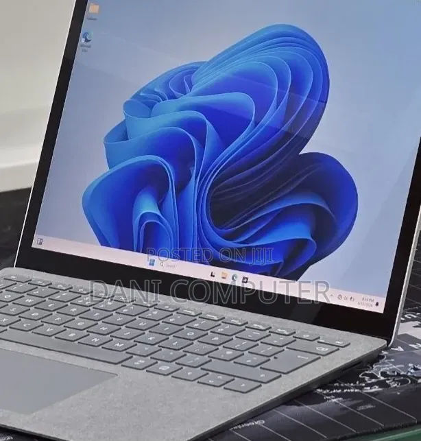New Laptop Microsoft Surface 16GB Intel Core i5 SSD 512GB