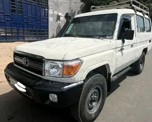 Toyota Land Cruiser 2016 White