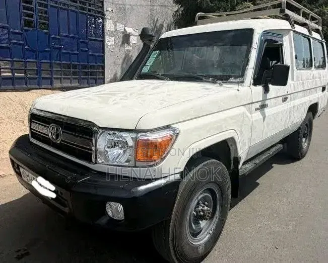 Toyota Land Cruiser 2016 White