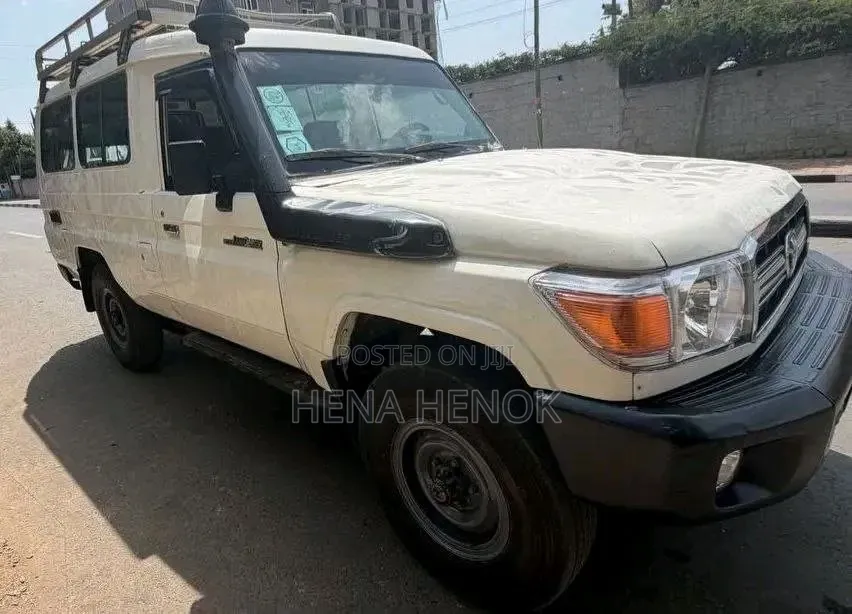 Toyota Land Cruiser 2016 White