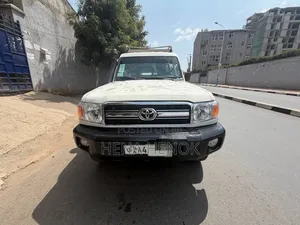 Toyota Land Cruiser 2016 White
