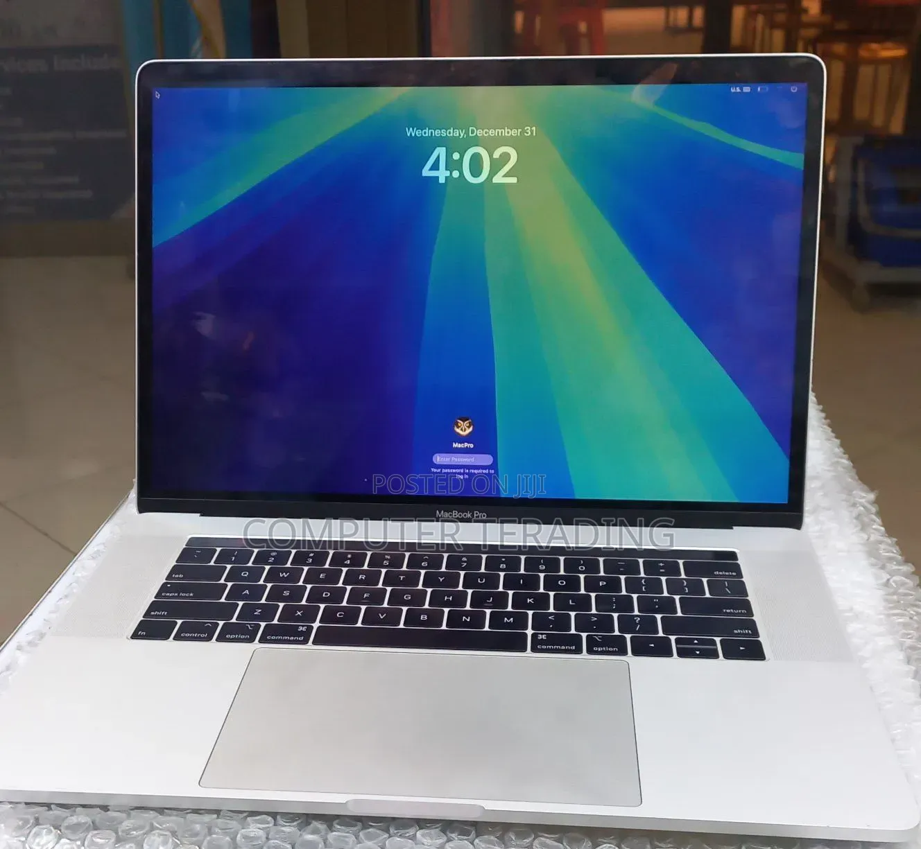 New Laptop Apple MacBook Pro 2018 16GB Intel Core i7 SSD 256GB